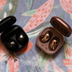 Los Galaxy Buds Pro (izquierda) y los Galaxy Buds Live (derecha)
